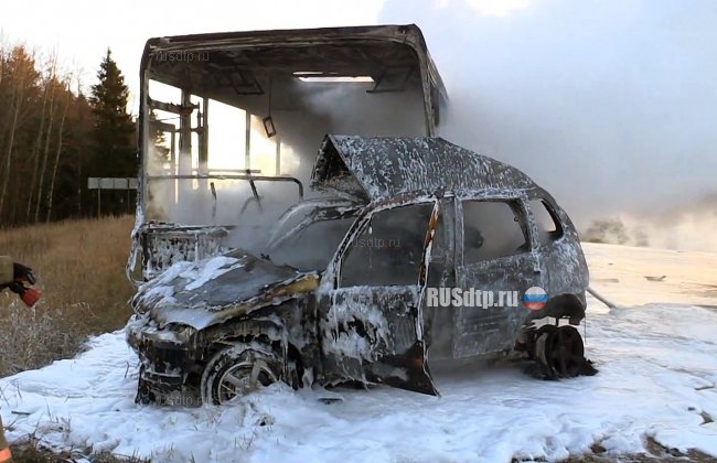 Автобус сгорел в результате ДТП в Ленинградской области. Двое погибли