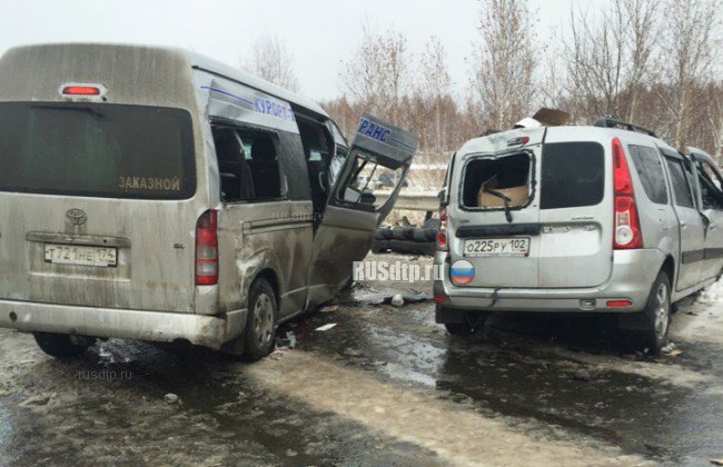 Микроавтобус лоб в лоб столкнулся с автомобилем в Башкирии