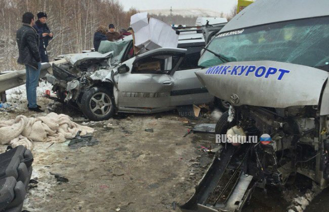 Микроавтобус лоб в лоб столкнулся с автомобилем в Башкирии