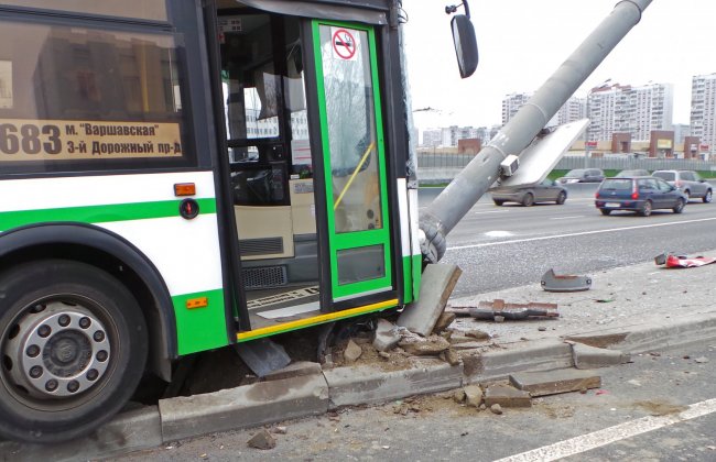 Автобус с уснувшим водителем врезался в столб на Варшавском шоссе