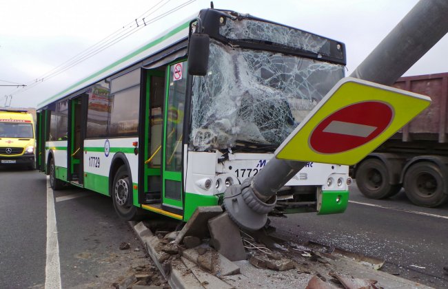 Автобус с уснувшим водителем врезался в столб на Варшавском шоссе