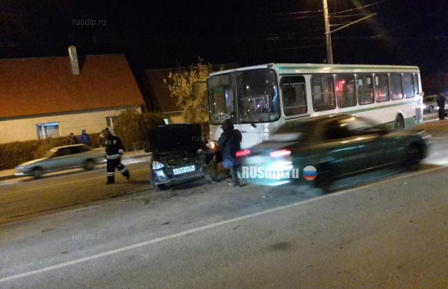 В Пензе автобус протаранил две легковушки на перекрестке