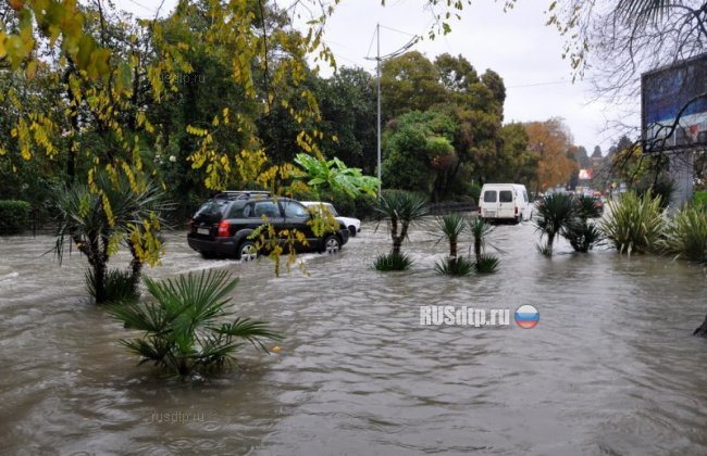 Сильный ливень вызвал наводнение в Сочи