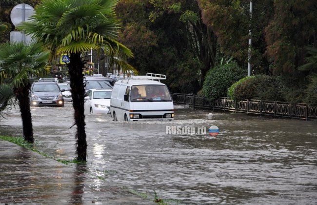 Сильный ливень вызвал наводнение в Сочи