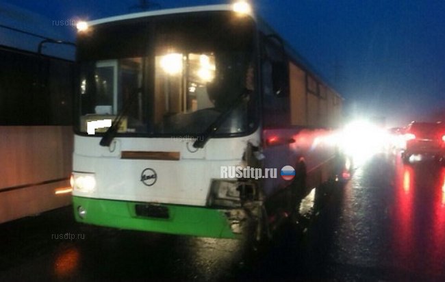 В Самаре столкнулись ВАЗ и автобус