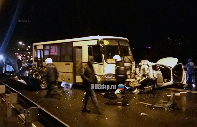 Автобус смял два легковых автомобиля в Белгороде