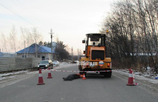 В Хабаровском крае водитель погрузчика переехал мужчину