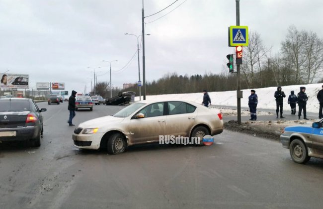 Автомобиль раздавил женщину в ДТП в Череповце. Видео с камеры наблюдения