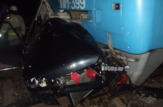 Два человека погибли в столкновении с поездом
