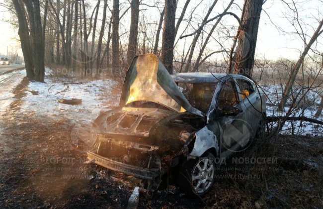 В Новокузнецке «Солярис» врезался в канистры с бензином и сгорел после ДТП