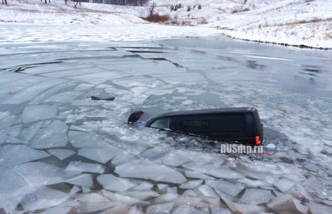 В Чувашии микроавтобус утонул в озере