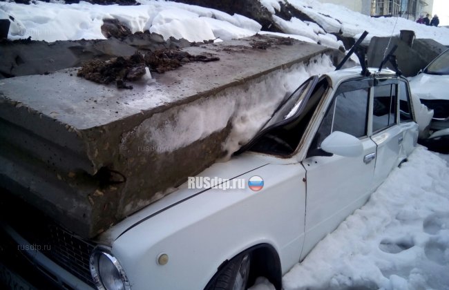 В Саратове рухнувшая стена раздавила автомобили