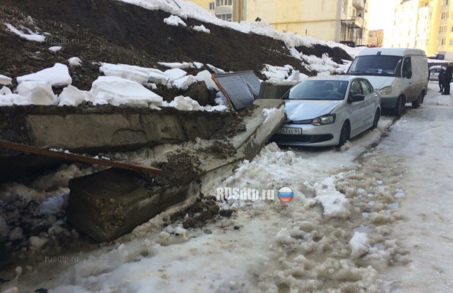 В Саратове рухнувшая стена раздавила автомобили