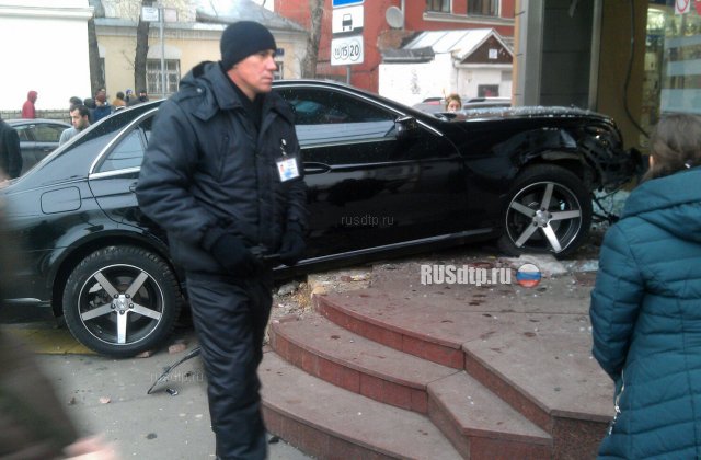 «Мерседес» врезался в здание ТЦ «Таганский пассаж» в Москве