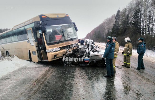 Один человек погиб в ДТП с автобусом в Свердловской области