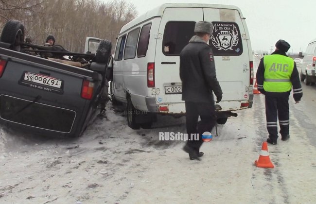Более 10 человек пострадали в ДТП с участием маршрутки и «Нивы» в Омске