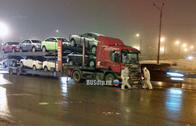 Под Нижним Новгородом в ДТП попал автовоз с новенькими Lada Vesta