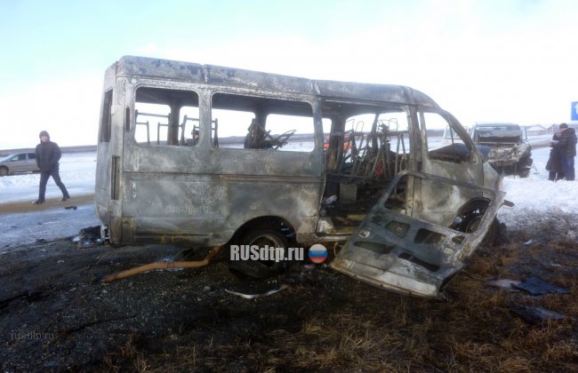 В Хакасии в результате ДТП сгорел пассажирский микроавтобус