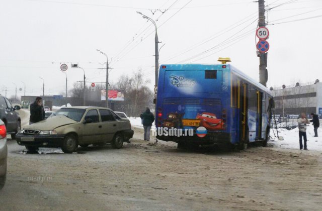 Автобус врезался в столб в результате ДТП в Ижевске. Пострадали более 10 человек