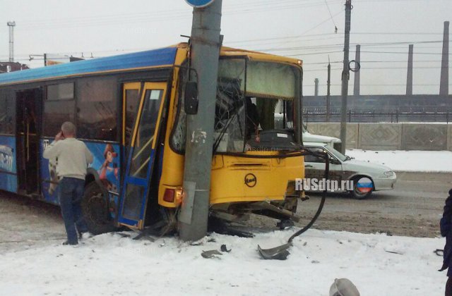Автобус врезался в столб в результате ДТП в Ижевске. Пострадали более 10 человек