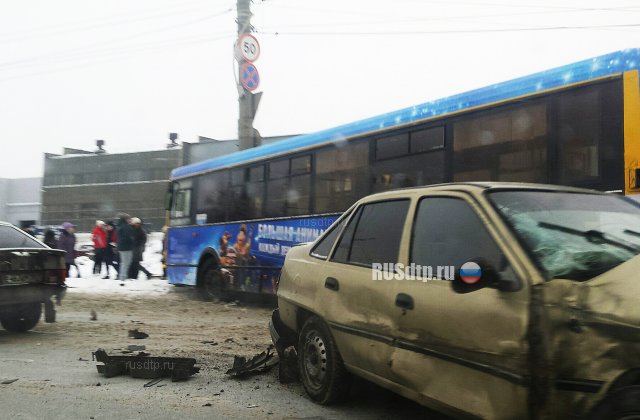 Автобус врезался в столб в результате ДТП в Ижевске. Пострадали более 10 человек