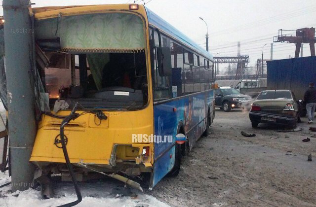 Автобус врезался в столб в результате ДТП в Ижевске. Пострадали более 10 человек