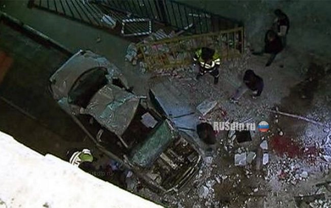 В Одинцове автомобиль упал с 8-го этажа паркинга. Трое погибли