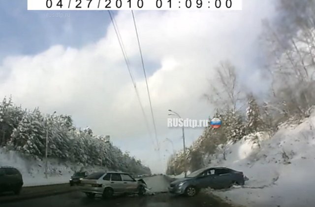 В Кемерове после ДТП из машины выпала девочка