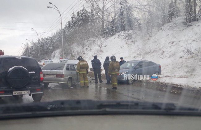 В Кемерове после ДТП из машины выпала девочка