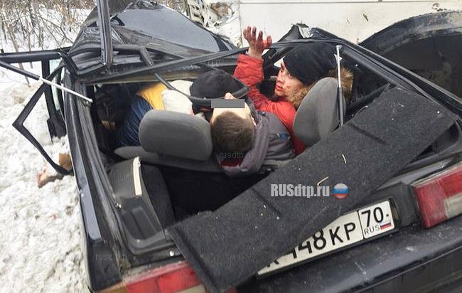 Три человека погибли в лобовом ДТП «Лады» и КАМАЗа в Томске