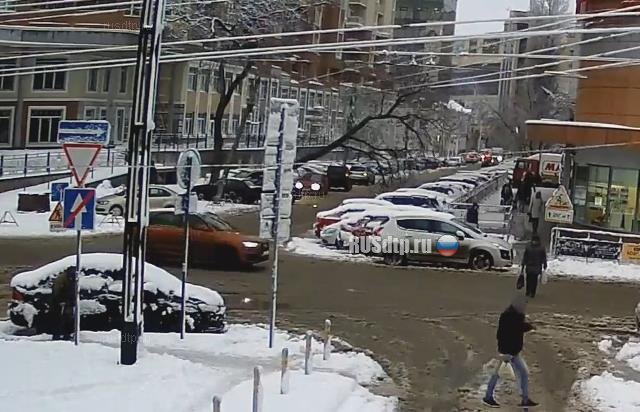 В Воронеже  камера наблюдения зафиксировала падение дерева на машины