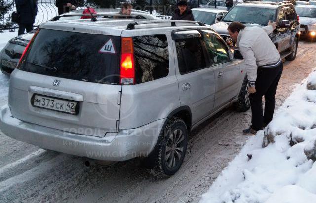 Принципиальная автоледи перекрыла улицу в Новокузнецке