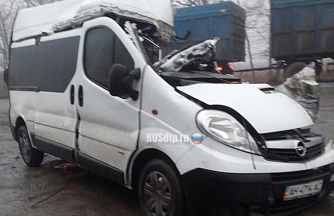 Микроавтобус столкнулся с фурой в Днепропетровской области. Трое погибли