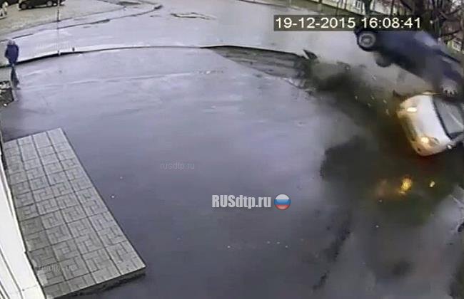 В Брянске летающий «Опель» врезался в столб и приземлился на две машины