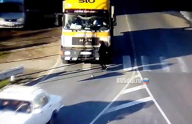 В Апшеронске водитель грузовика насмерть сбил женщину и скрылся с места ДТП