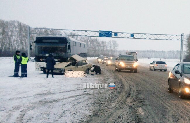Двое погибли в ДТП с рейсовым автобусом в Кузбассе