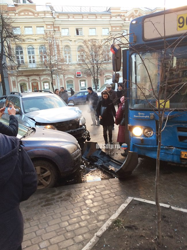 В Воронеже автобус протаранил три автомобиля на встречной полосе (видео)