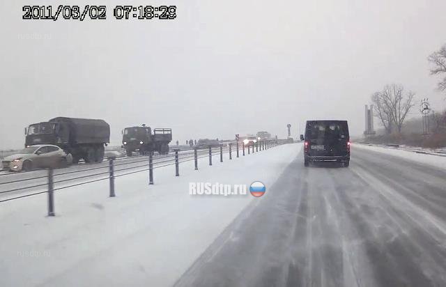 Около 20 автомобилей столкнулись на трассе Ростов — Таганрог. Видео