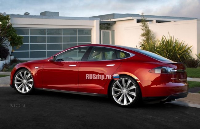 Электромобиль «Tesla» стоимостью более 10 миллионов попал в ДТП на КАД