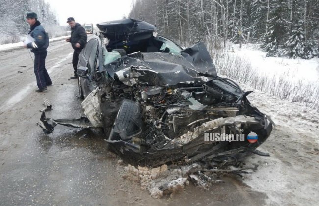 На трассе в Костромской области BMW врезался в МАЗ, груженный трубами