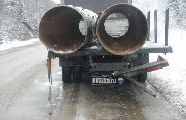 На трассе в Костромской области BMW врезался в МАЗ, груженный трубами