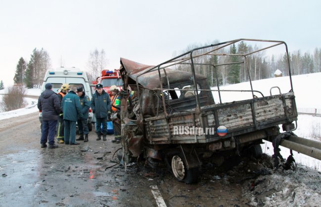 Водитель УАЗа заживо сгорел в машине после столкновения с лесовозом