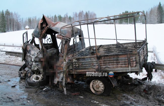 Водитель УАЗа заживо сгорел в машине после столкновения с лесовозом