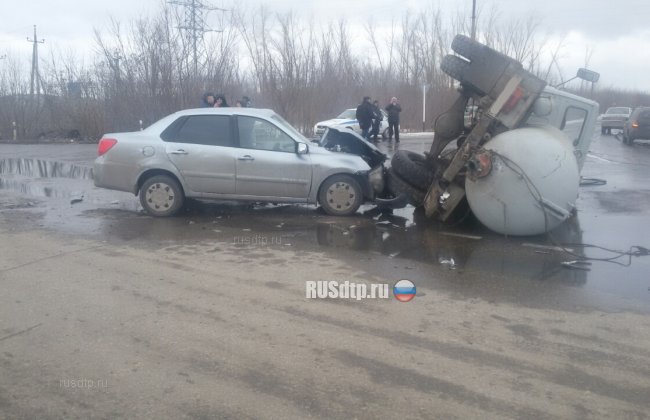 Водитель седана погиб на трассе в Самарской области