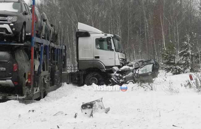 Автомобиль столкнулся с автовозом на трассе М-5 в Челябинской области