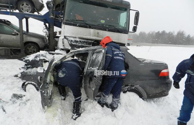 Автомобиль столкнулся с автовозом на трассе М-5 в Челябинской области