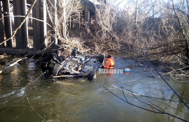 В Мордовии автомобиль упал с моста