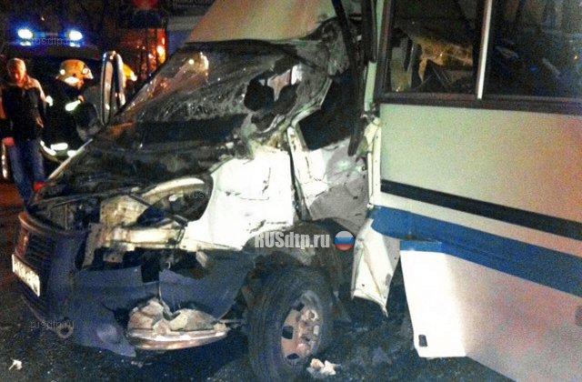 Пять человек пострадали при столкновении маршрутки и автобуса в Воронеже