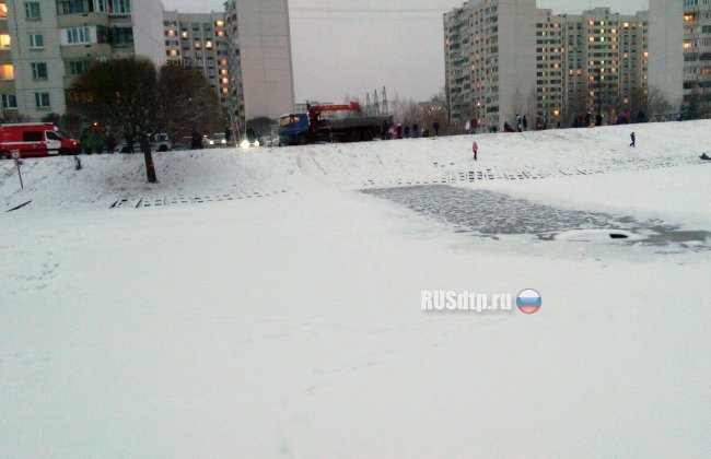 В Зеленограде водитель на спор утопил «Приору» в пруду