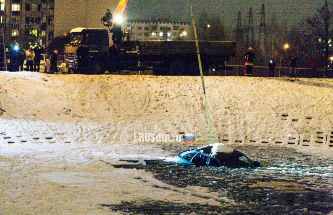 В Зеленограде водитель на спор утопил «Приору» в пруду